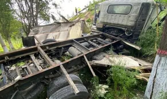 貨車爆胎側(cè)翻司機因貓丟了大哭 交警們心生暖意安慰著司機并積極幫忙尋找失蹤的貓咪