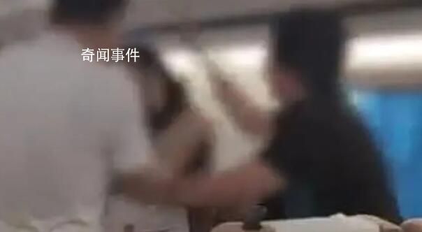 男子3次猥褻鄰座女子被老婆狂扇耳光 已接到報(bào)警正在開(kāi)展工作當(dāng)中