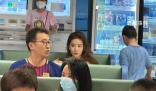 劉亦菲醫院拍戲被偶遇 黃裙子真漂亮又白又瘦