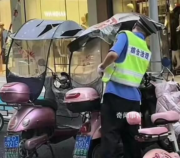 重慶回應城管劃破多個電動車防雨蓬 已對涉事執法人員進行了嚴厲批評教育
