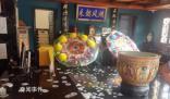 男子潛入原單位給前上司設(shè)靈堂撒紙錢 引來了眾多路人圍觀