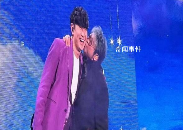 韓紅在演唱會親了林俊杰臉頰 眼神中滿是寵溺