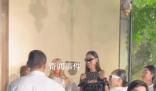 胡兵跑著跟谷愛凌合影 谷愛凌走秀狀態(tài)如何
