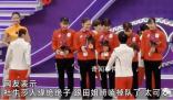 孫穎莎領(lǐng)獎時因?yàn)閲Z嗑掉隊(duì)了 引發(fā)了觀眾們的歡樂和贊賞