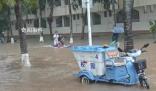 暴雨致海口內澇 大學生“劃船”出行