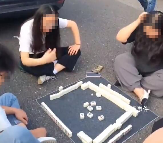 國(guó)慶假期高速“顯眼包” 場(chǎng)面十分歡樂(lè)