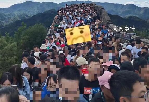 兵馬俑都被擠得沒地方站了 兵馬俑館內(nèi)人群水泄不通