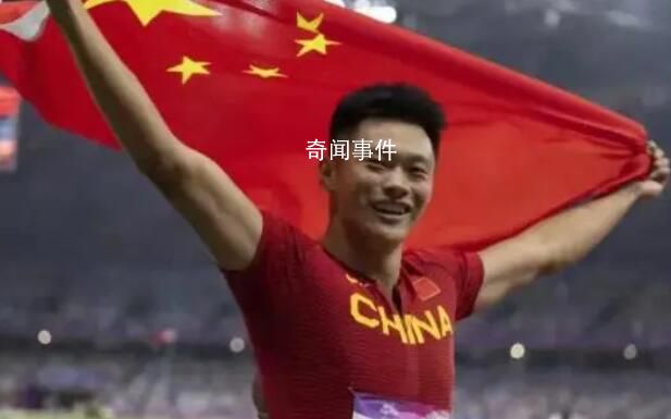 謝震業(yè)奪冠后擁抱妻子陸敏佳 眼神里洋溢著溫馨與深情