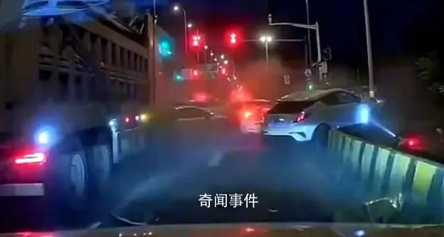 上海一渣土車失控致多車連環(huán)追尾 場面一片混亂