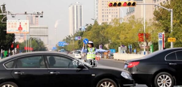 輔警執(zhí)勤發(fā)現(xiàn)風箏線緊急喊停路人 交警立即喊停路人緊急排險