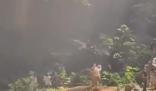 游客天坑內(nèi)打排球遇丁達爾效應(yīng) 悠閑愜意仿佛置身世外桃源