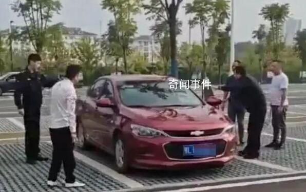 男子車內(nèi)當(dāng)孩子面將妻子捅成重傷 2人疑似剛辦完離婚手續(xù)