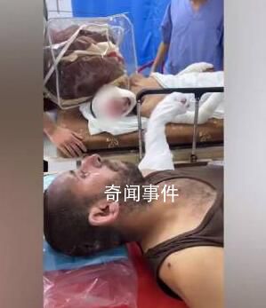 巴勒斯坦受傷父子醫(yī)院擔(dān)架上相遇 男子掙扎起身親吻兒子反被安慰