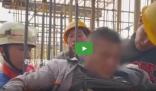 農民工高處墜落被5根鋼筋扎穿 消防員跪地當擔架