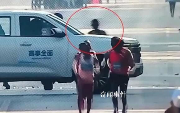 大連馬拉松中國(guó)選手沖刺時(shí)被車(chē)擋住