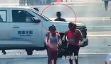 大連馬拉松中國(guó)選手沖刺時(shí)被車(chē)擋住