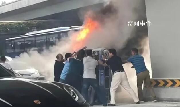 撞車出租所屬公司稱司機已盡力剎車 目前事故仍在進一步調查中