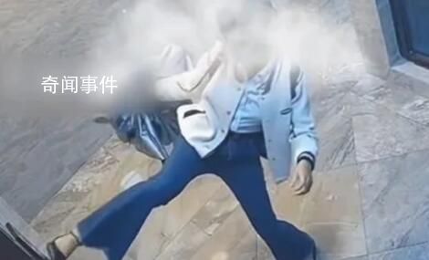 女子坐電梯用腳“按”鍵 引發廣泛關注