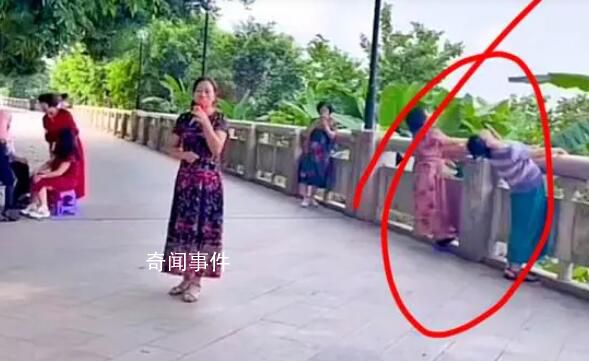 大媽健身時(shí)拉斷石欄桿 讓眾多網(wǎng)友感覺不可思議