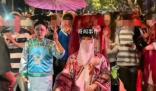 萬圣節(jié)cos甄嬛滑冰騎車醉酒 一整個(gè)大型清宮文藝匯演