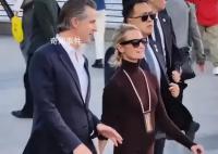網(wǎng)友外灘偶遇美國加州州長夫婦 被加州州長夫人的氣場驚艷到了
