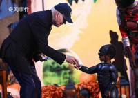 拜登過萬圣節被發現手抖掉落糖果 在社交平臺上引發關注