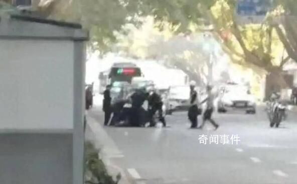 鄭州一男子在馬路上揮刀 警方回應