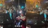 司機大伯被誤認為cos余華 網(wǎng)友：要是拿本《活著》就更好了