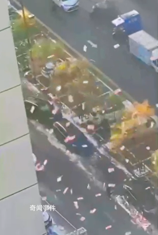 男子從高層撒落大量現金 警方回應