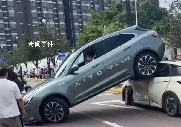 問(wèn)界M5撞后車(chē) 余承東:客戶誤踩油門(mén)