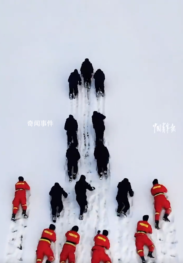 消防員雪地模擬火箭發射 連骨子里都是為了保家衛國