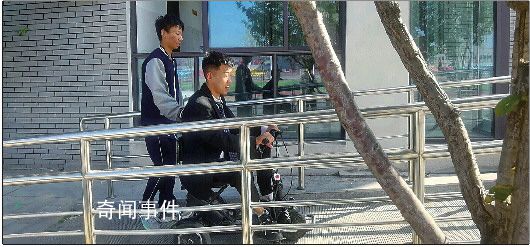 17歲少年照顧腦癱同學(xué)近5年 說服父母不用擔(dān)心幫助同學(xué)不會(huì)耽誤學(xué)習(xí)