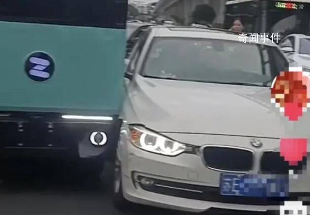 街頭無人快遞車變道與寶馬擦碰 已和寶馬車主協(xié)商處理結(jié)束