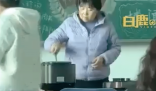 老師課上帶學(xué)生燉藥膳雞湯
