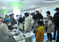 就診激增 多家醫院調集醫護支援兒科