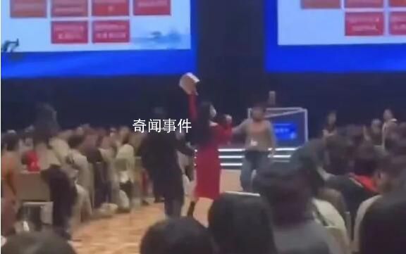 女子大鬧學術會場 高喊被玩弄感情