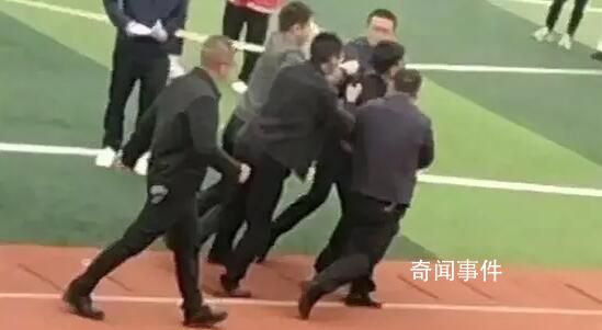 學生被扇打后強制帶離?官方回應(yīng)