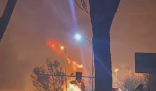 山東一油罐車(chē)爆炸 火光照亮半邊天