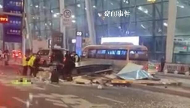 成都雙流機場崗亭被撞塌 傷者已被轉送到醫院