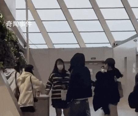 多名女子機場向男歌手潑水被行拘 兩名未成年作出拘留五日的處罰
