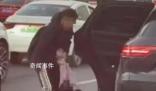 將妻兒拖出保時捷的男子稱非常后悔 引起了眾多網友的關注