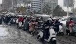 河南市民騎電動車在雪地里艱難前行 給這些為了生活而努力奔波的陌生人點贊