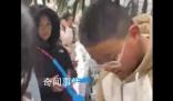 小孩哥夾雪熊哄大學(xué)生忙成流水線