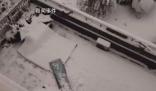鄭州女生推窗看暴雪 窗戶(hù)掉下樓