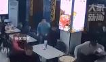 地震發生瞬間食客們迅速逃離 震感十分強烈