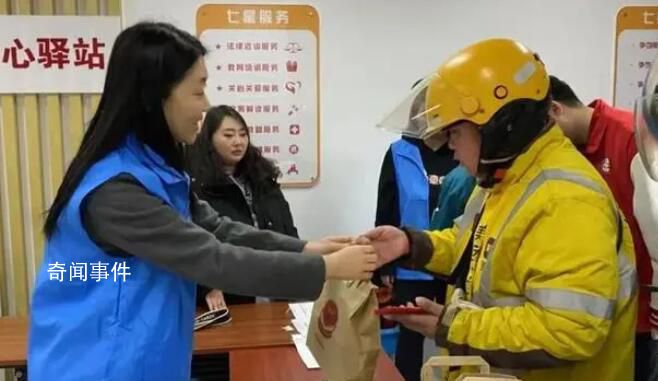 嚴寒中作業(yè) 他們收到這些溫暖
