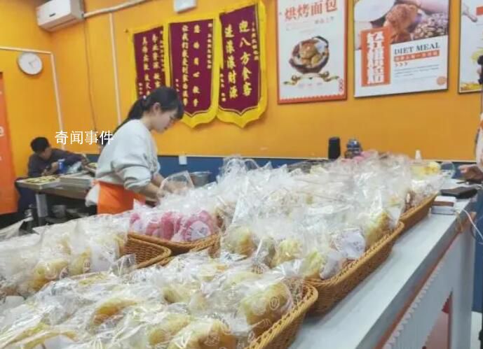 當年輕人涌入2元面包店 一天賣出800個現烤面包
