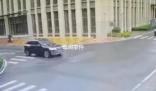 老人騎車逆行摔倒 男子攙扶被判次責