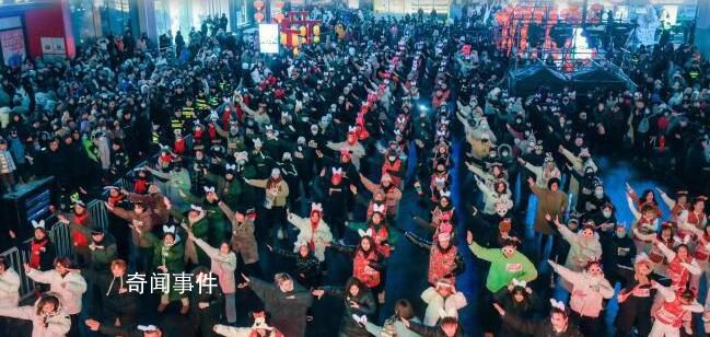 沈陽太原街跨年數百人齊跳科目三