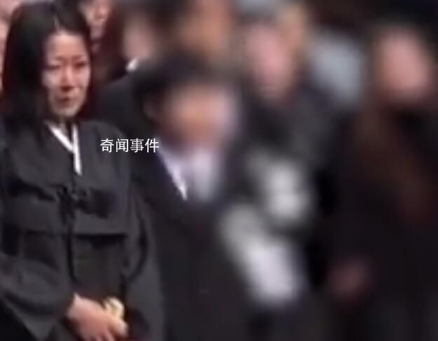 李善均出殯現(xiàn)場(chǎng)妻子全慧珍痛哭 難掩悲傷